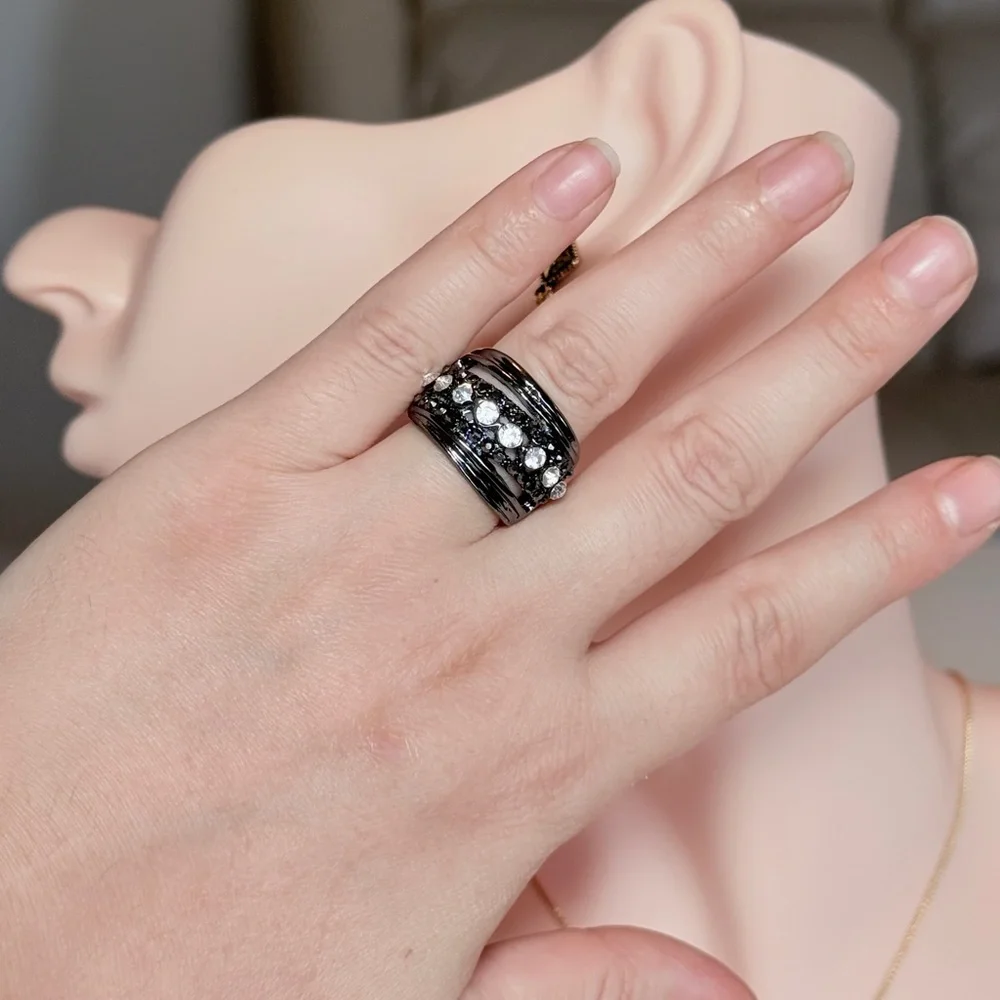 ⚜️ Elegant Black and Silver Crystal Ring